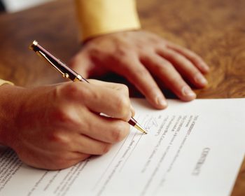 Vad ska du tänka på när du skriver avtal med ett förlag? Författarförbundets jurist ger viktiga tips.